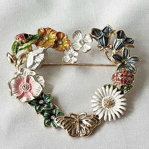 Napier Flower Heart Wreath Rhinestones Enamel‎ Costume Brooch Vintage Gold Tone